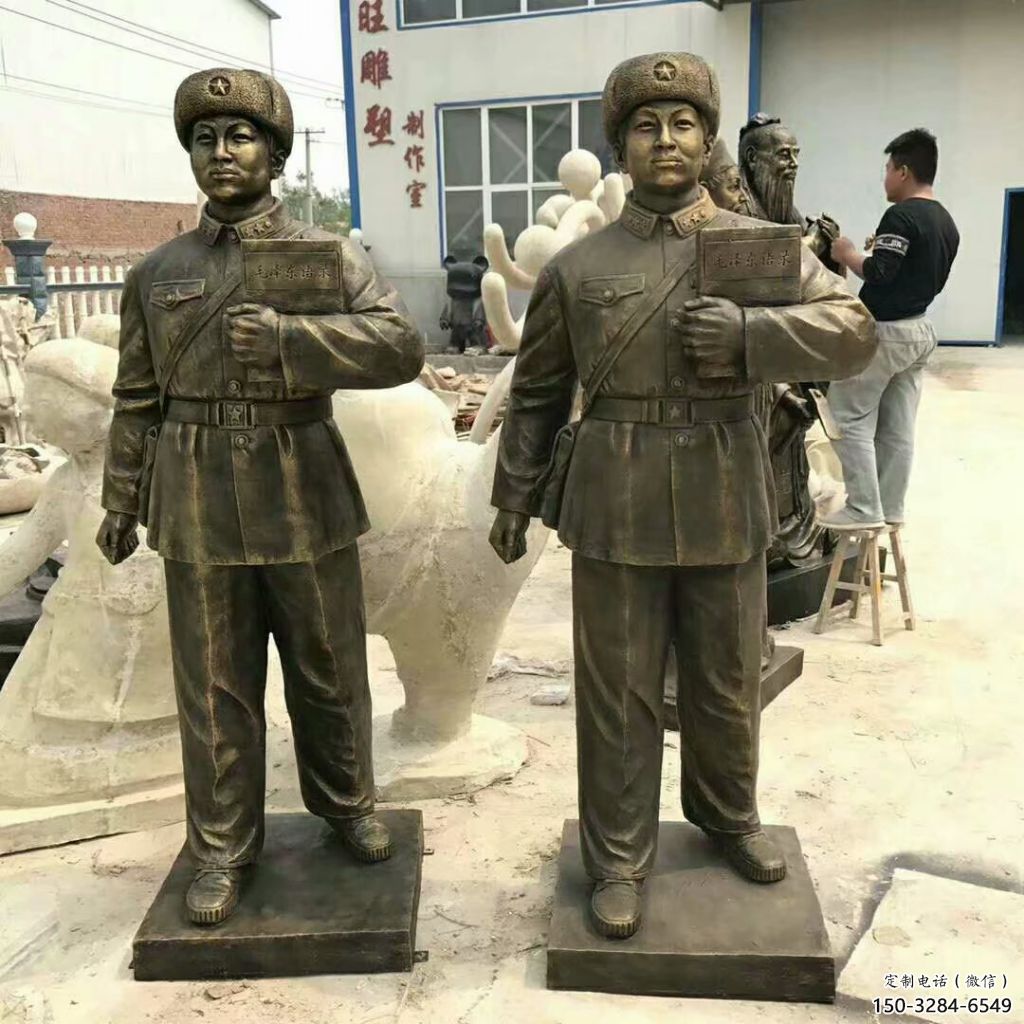 雷鋒雕塑廠家，玻璃鋼革命人物雕塑，紀(jì)念主題雕塑