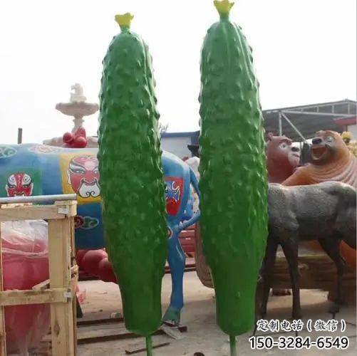 黃瓜雕塑廠家，仿真果蔬擺件，廣場(chǎng)玻璃鋼黃瓜雕塑小品