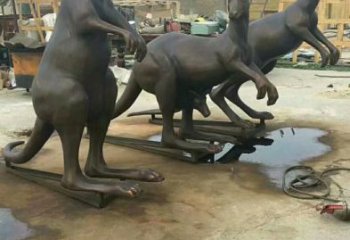 袋鼠雕塑廠家，古銅色動物小品，公園仿真袋鼠雕塑