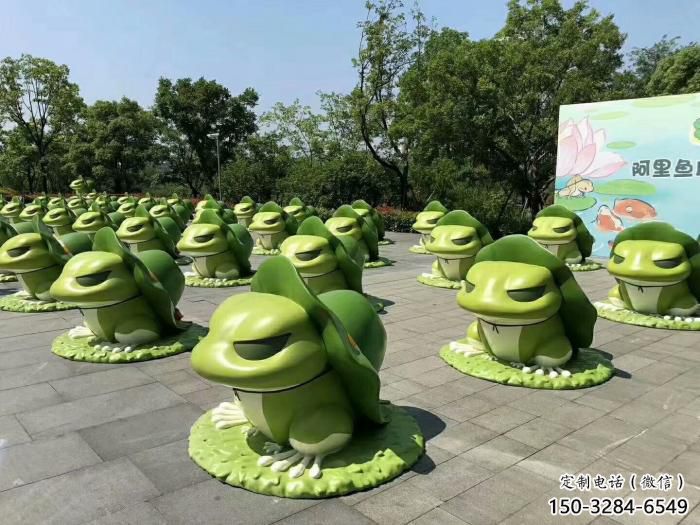 青蛙雕塑廠家，廣場動物小品，仿真玻璃鋼青蛙雕塑廠