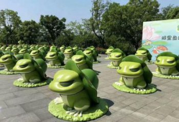 青蛙雕塑廠家，廣場動(dòng)物小品，仿真玻璃鋼青蛙雕塑廠