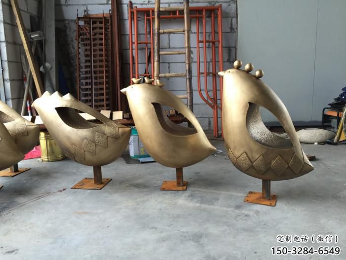 飛鳥(niǎo)雕塑廠家，鏤空抽象工藝，玻璃鋼飛鳥(niǎo)雕塑生產(chǎn)商