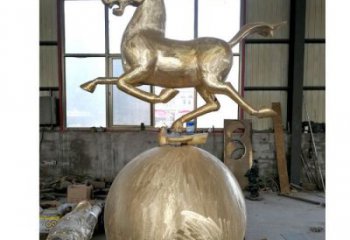 馬踏球雕塑廠家，城市動物小品，現(xiàn)代馬踏球雕塑制作