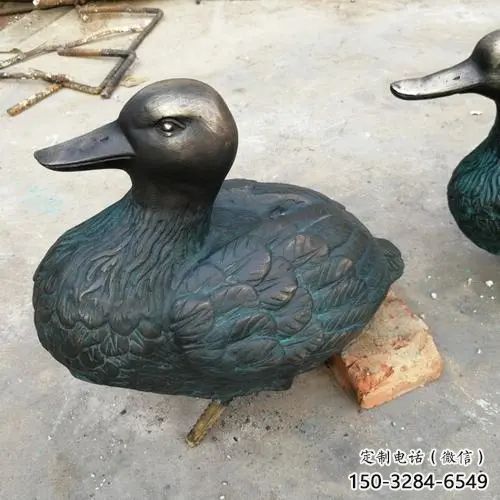 大型鴨子雕塑廠家，仿真動物， 廣場街頭擺件