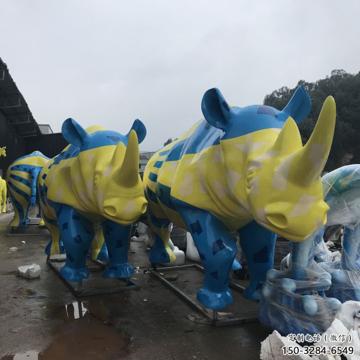 售樓部犀牛雕塑廠家，卡通景觀雕塑，彩繪題材