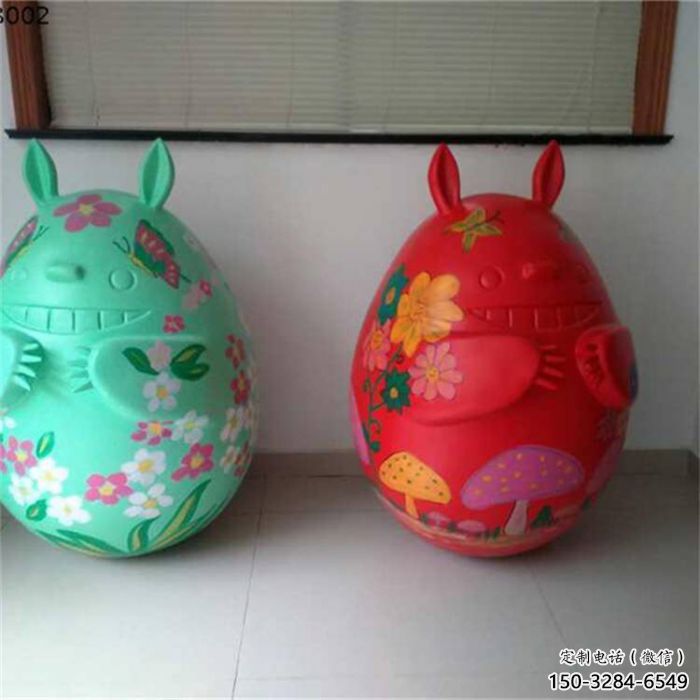步行街龍貓雕塑，卡通彩繪雕塑，動(dòng)漫方式