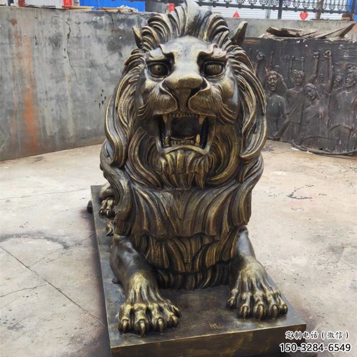 仿銅動物景觀雕塑，玻璃鋼爬式獅子雕塑廠家