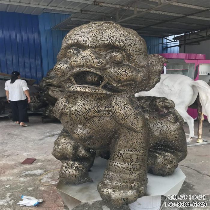 公共獅子雕塑訂做，城市裝飾，不銹鋼鏤空獅子雕塑
