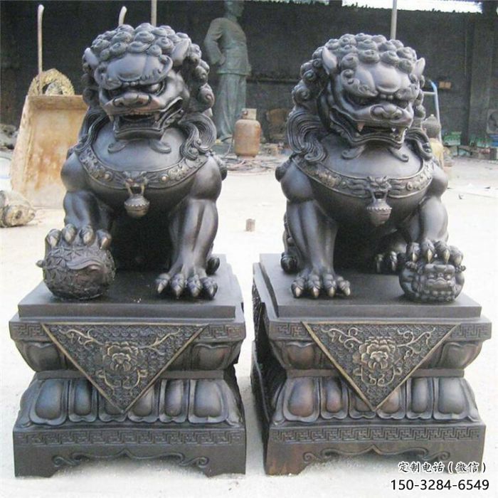 青銅獅子雕塑生產(chǎn)，圓雕系列，仿古蹲獅雕塑生產(chǎn)商
