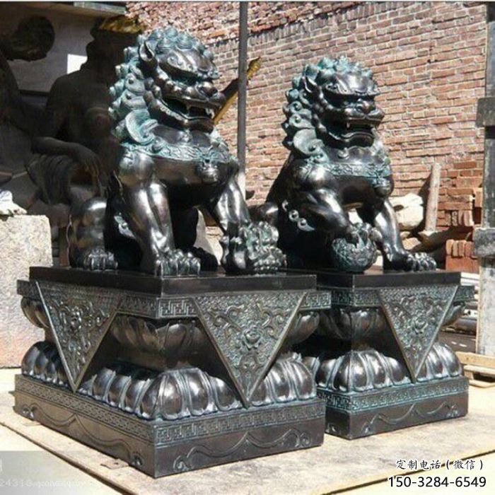 青銅獅子雕塑供應(yīng)，城區(qū)小品，戶外蹲獅雕塑制造商