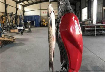 鐵藝機(jī)甲鳥(niǎo)釣魚(yú)雕塑