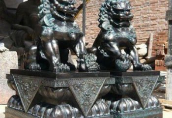青銅獅子雕塑供應(yīng)，城區(qū)小品，戶外蹲獅雕塑制造商