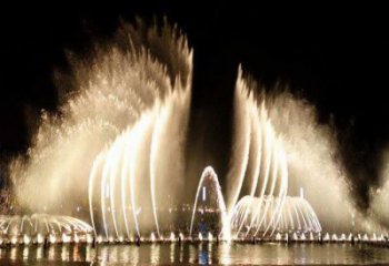 平?jīng)鏊俺炭貒娙袼?，高噴循環(huán)噴水方式設(shè)計(jì)制作