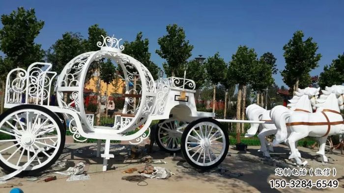 黃南廣場(chǎng)馬車雕塑