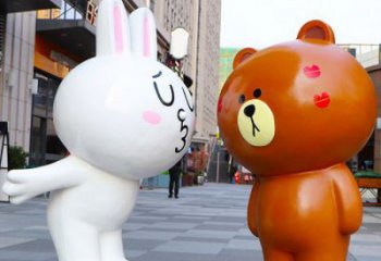 萬州步行街布朗熊雕塑，玻璃鋼動物雕塑，卡通方式